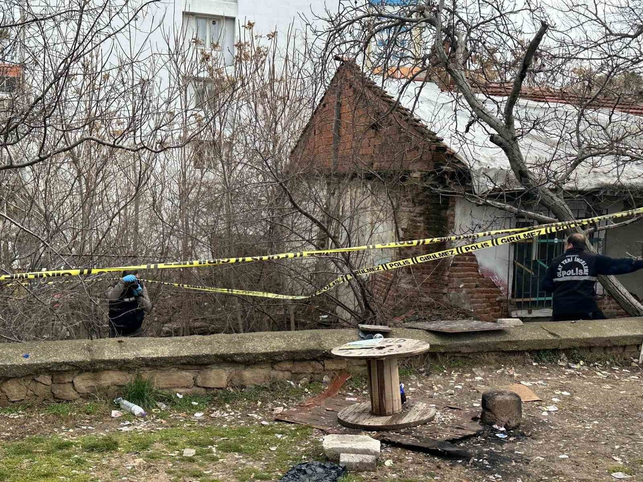 UŞAK’TA KURTULUŞ MAHALLESİ’NDE BULUNAN MİLLET BAHÇESİ’NDE BİR ERKEK ŞAHIS ÖLÜ...