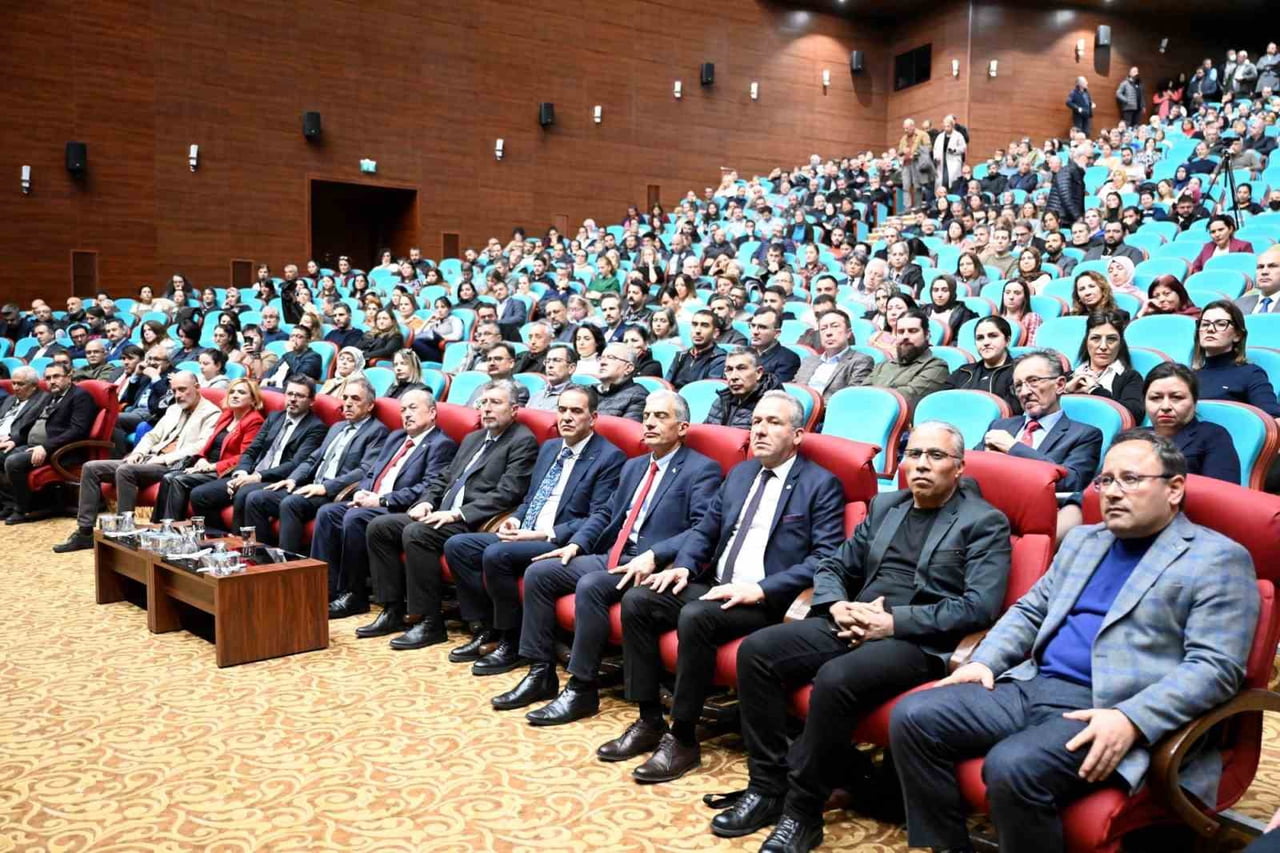 UŞAK ÜNİVERSİTESİ REKTÖRÜ PROF. DR. AHMET DEMİR, GÖREVE BAŞLAMASININ ARDINDAN DÜZENLENEN TANIŞMA...