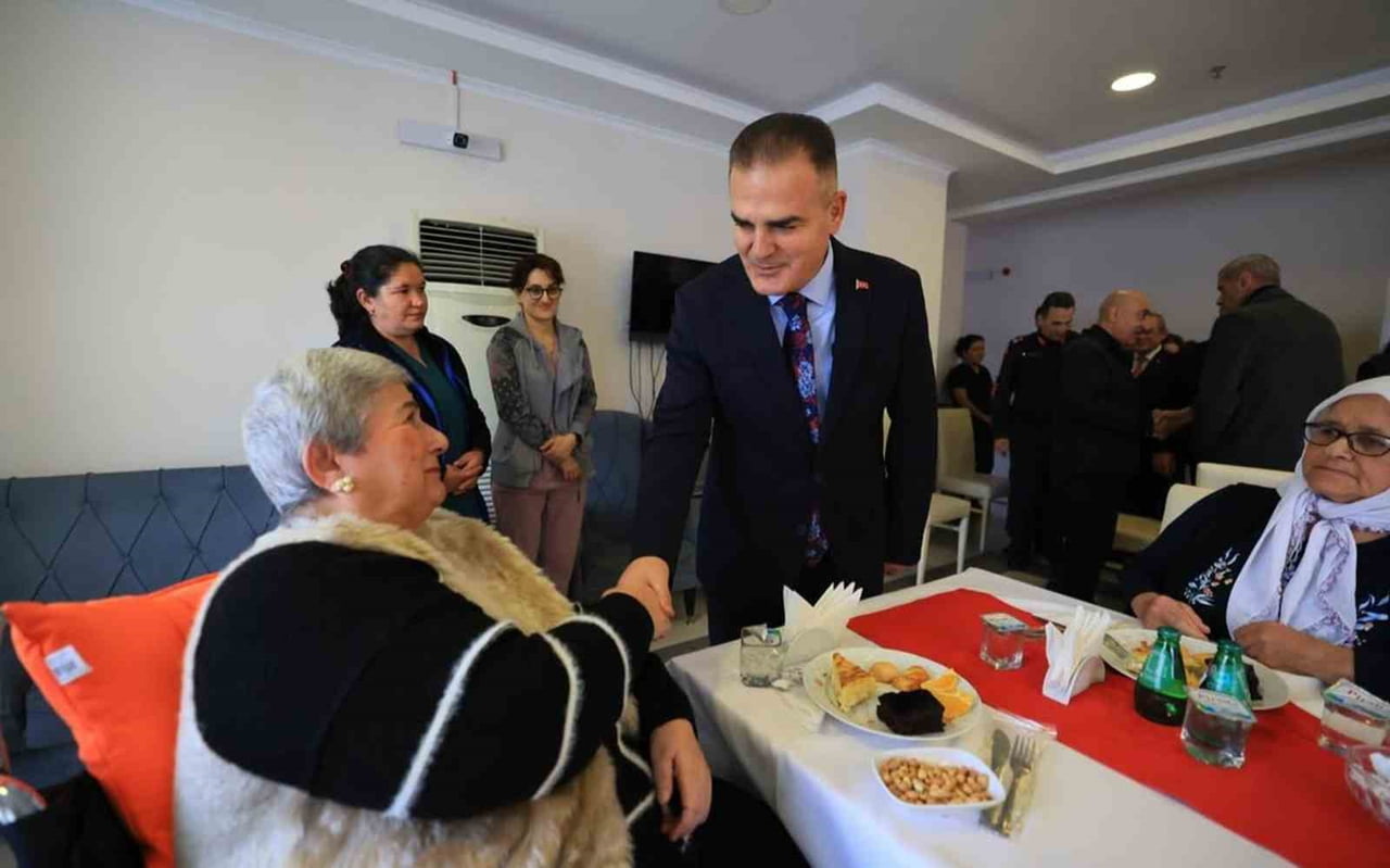 VALİ AKBIYIK YENİ YILI HASTA, YAŞLI VE GÖREV YAPANLARI ZİYARETLER İLE GİRDİ