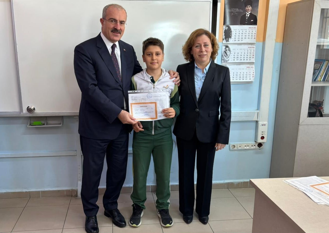 VALİ DOÇ. DR. ÖMER TORAMAN (SOLDA) ÖĞRENCİLERE KARNE DAĞITTI.