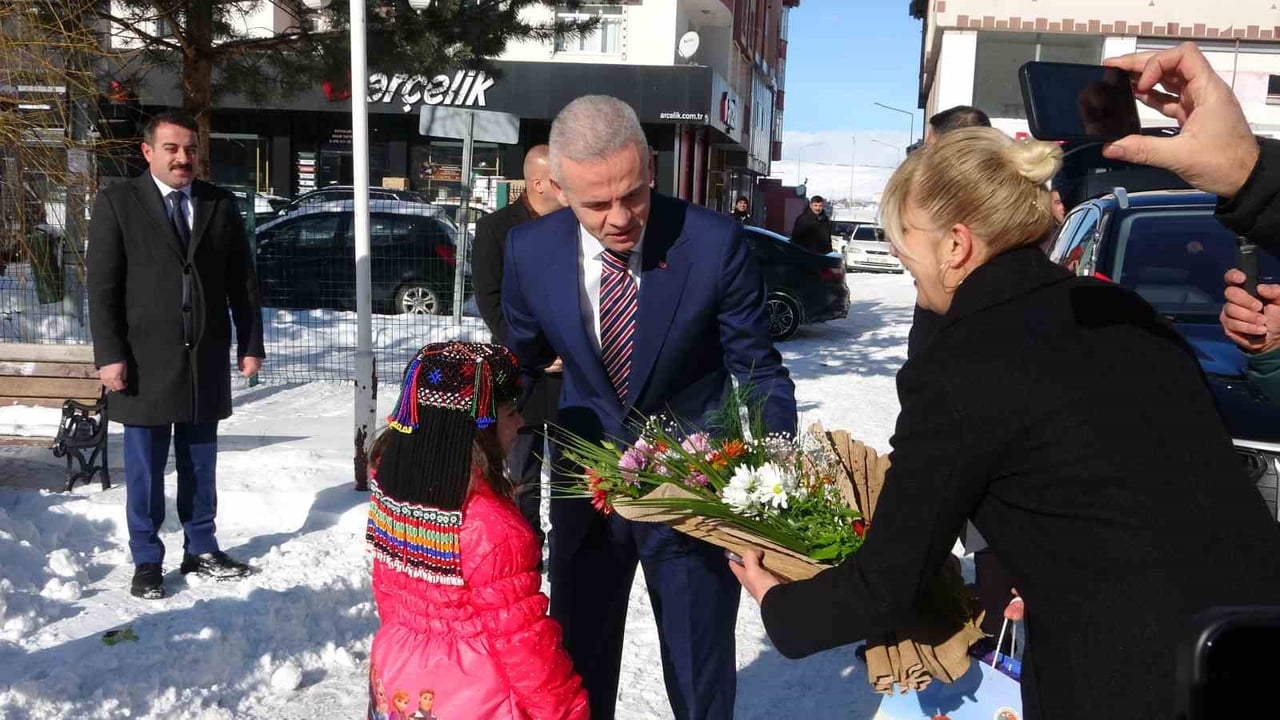 VALİ MEHMET FATİH ÇİÇEKLİ, CUMHURBAŞKANLIĞI KARARNAMESİYLE ATANDIĞI ARDAHAN'DA GÖREVİNE...