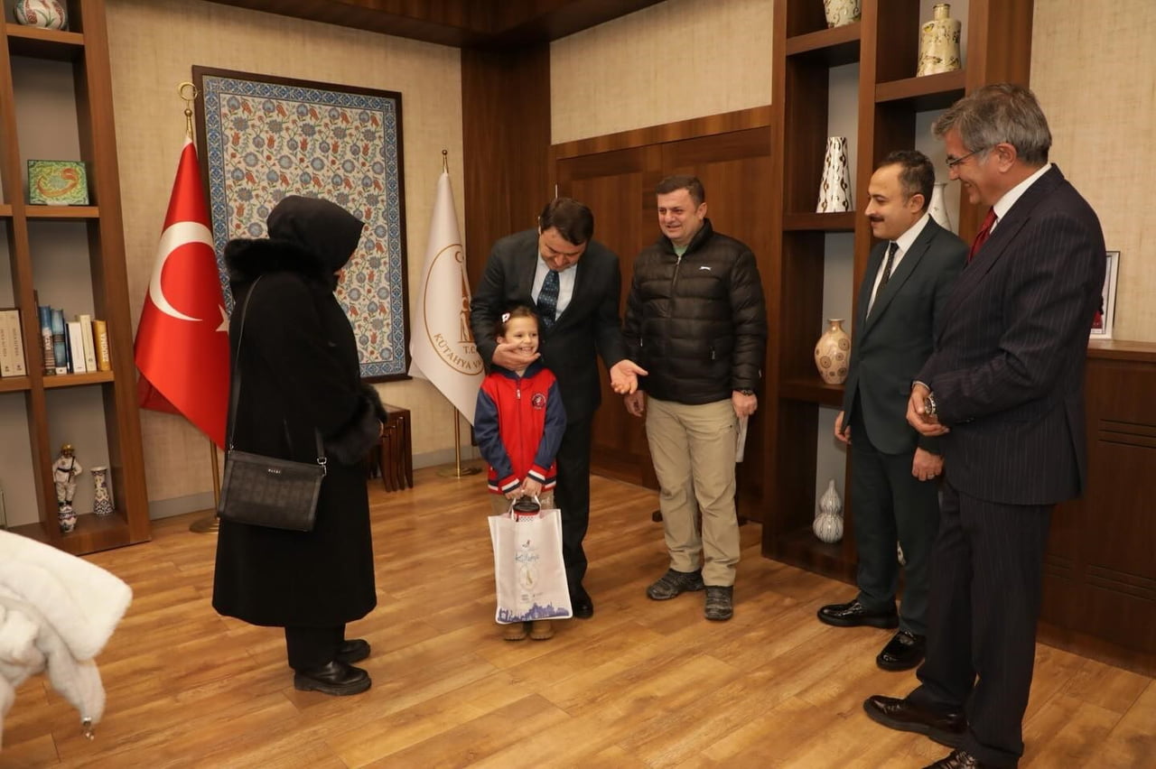 VALİ MUSA IŞIN, MİNİK HAVVA VE AİLESİNİ VALİLİK MAKAMINDA AĞIRLADI