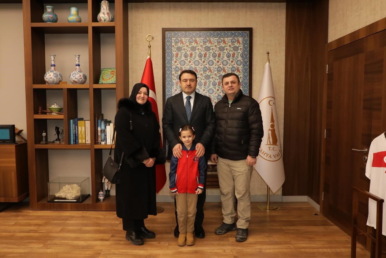 VALİ MUSA IŞIN, MİNİK HAVVA VE AİLESİNİ VALİLİK MAKAMINDA AĞIRLADI