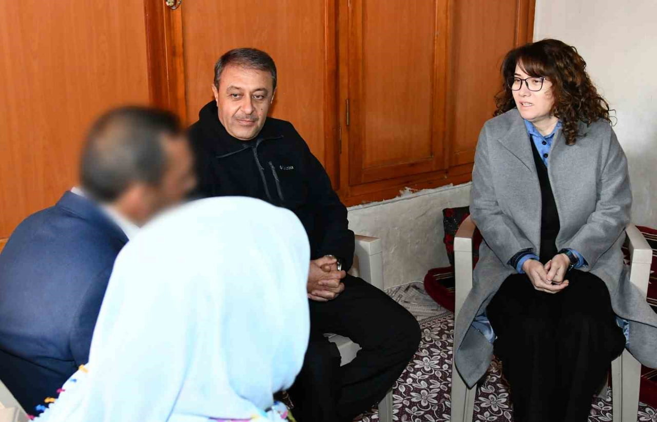 VALİ ŞILDAK UMUDA KAPI AÇANLARI EVLERİNDE ZİYARET ETTİ