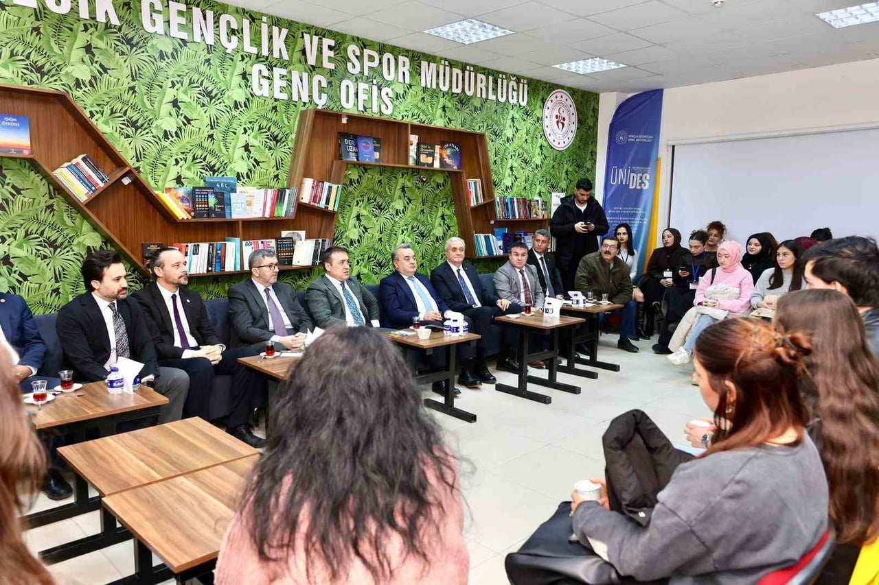 VALİ SÖZER, BOZÜYÜK MYO ÖĞRENCİLERİYLE BULUŞTU