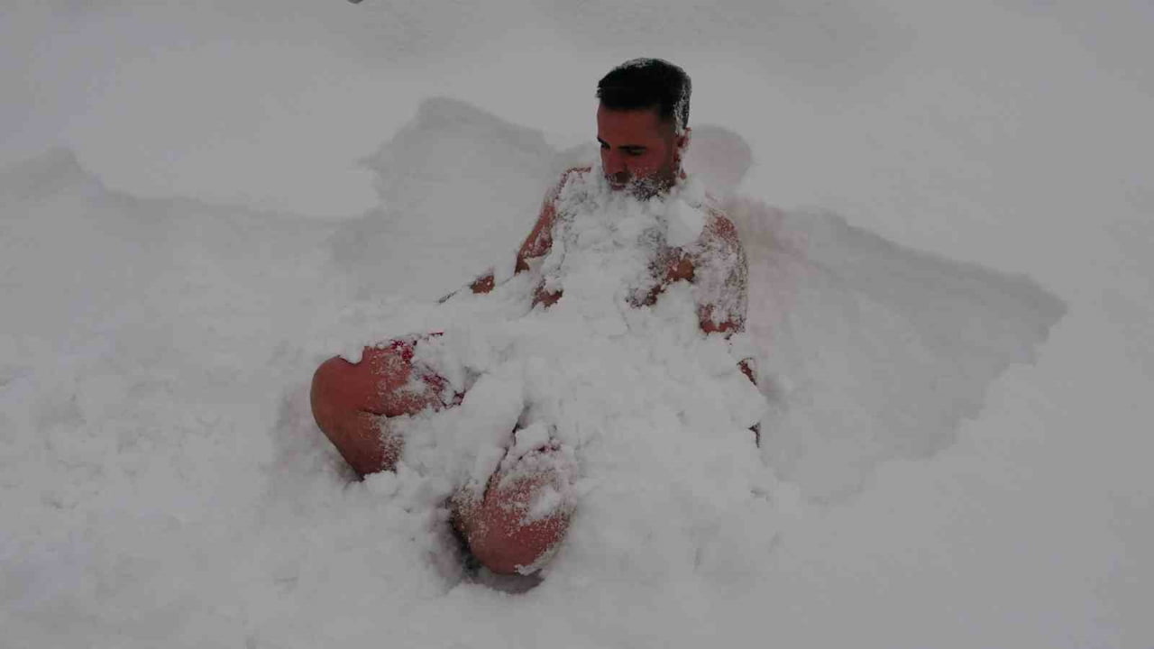 VAN'DA ETKİLİ OLAN DONDURUCU SOĞUKLARA RAĞMEN EKSİ 8 DERECEDE İÇİ KAR DOLU HAVUZDA KULAÇ ATIP KAR...