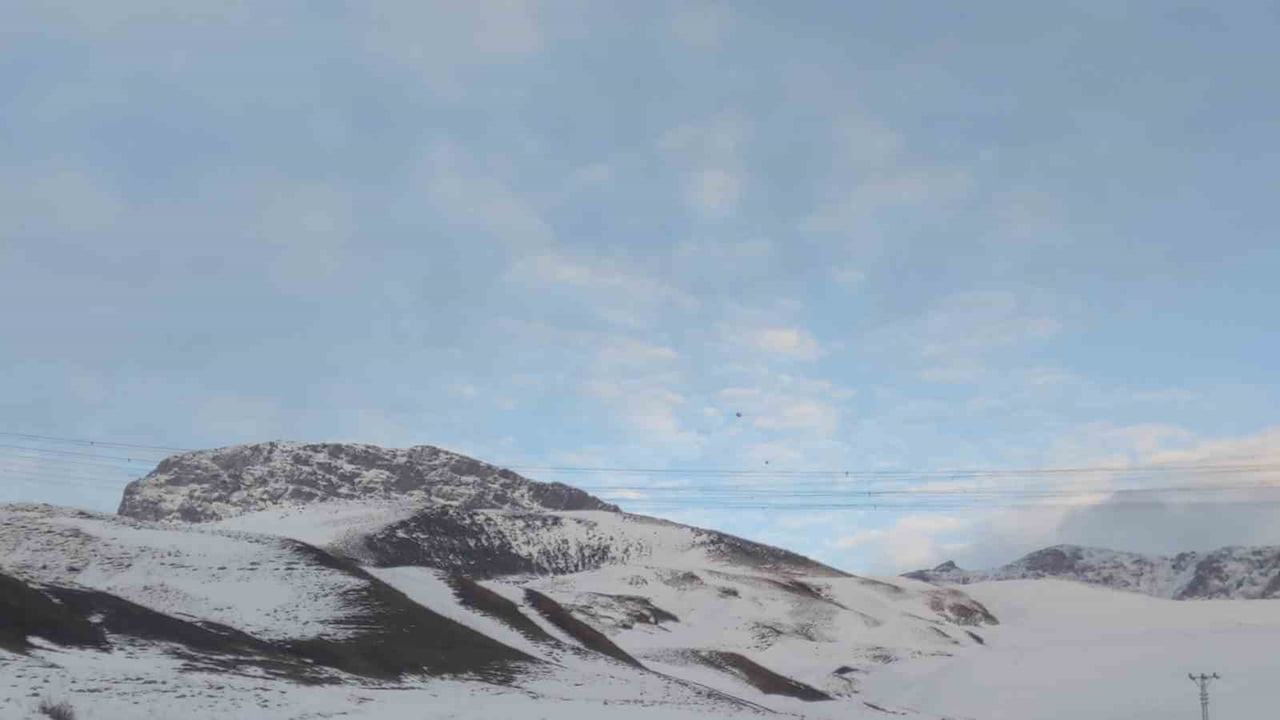 VAN'DA GÜN BOYUNCA ETKİLİ OLAN PARÇALI BULUTLU HAVA, GÖKYÜZÜNDE OLUŞAN KÜMÜLÜS BULUTLARIYLA...