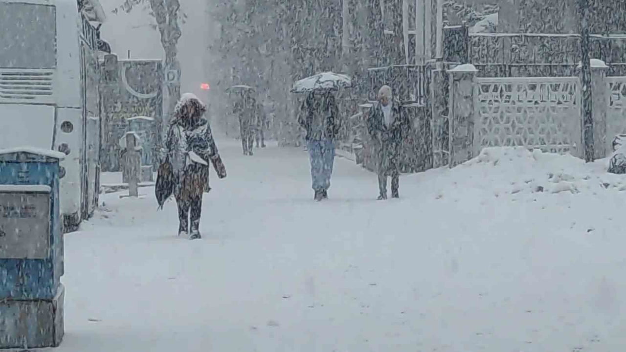 VAN'DA HAFTA SONU ETKİLİ OLAN KAR YAĞIŞI NEDENİYLE 405 YERLEŞİM YERİNİN YOLU ULAŞIMA...
