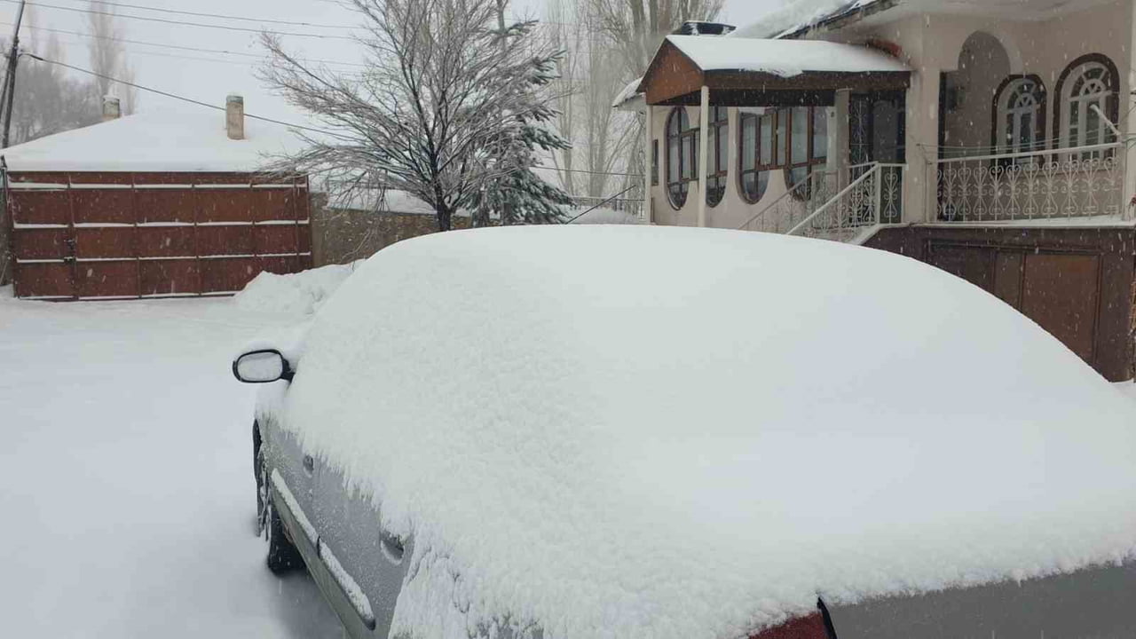 VAN'IN BAŞKALE İLÇESİNDE DÜN GECE BAŞLAYAN KAR YAĞIŞI NEDENİYLE 19 YERLEŞİM YERİNİN YOLU ULAŞIMA...