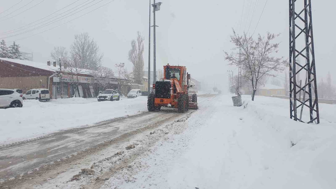 VAN'IN BAŞKALE İLÇESİNDE OLUMSUZ HAVA ŞARTLARI, DON VE BUZLANMA NEDENİYLE TAŞIMALI EĞİTİME 1 GÜN...