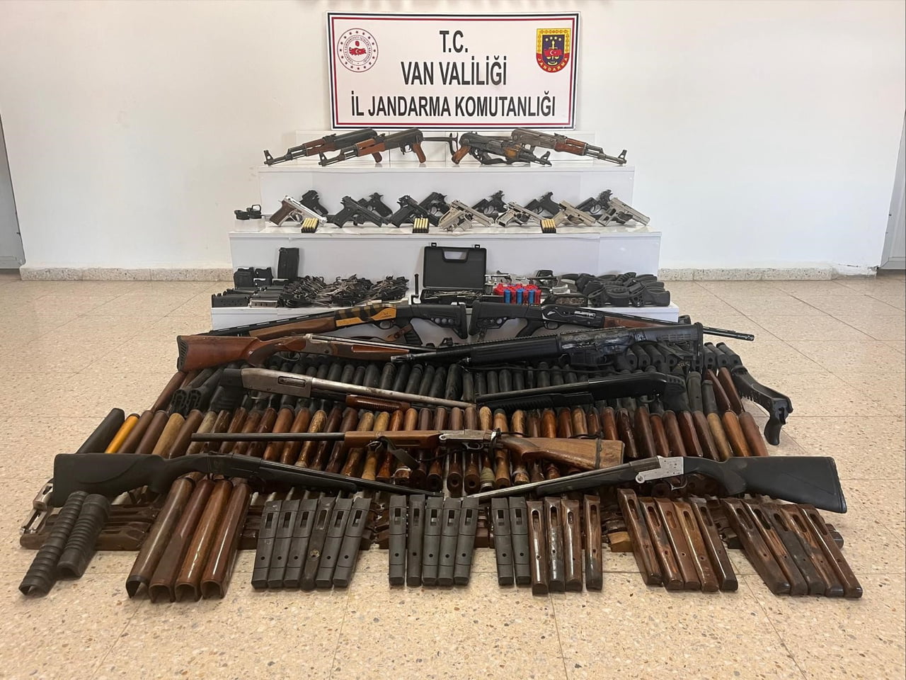 VAN'IN BAŞKALE İLÇESİNDE SİLAH VE MÜHİMMAT VE GEÇİRİLDİ.