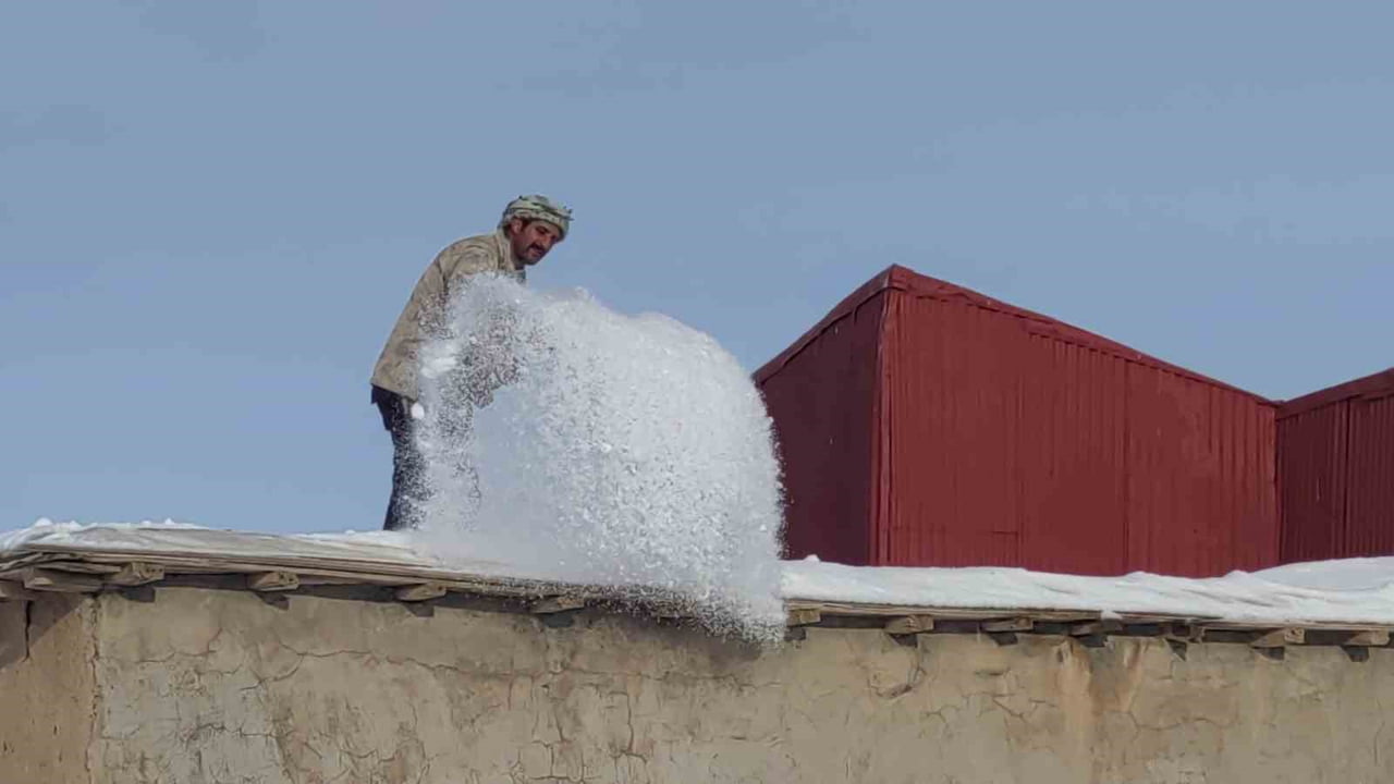 VAN'IN ÇATAK İLÇESİNDE GEÇTİĞİMİZ HAFTA ETKİLİ OLAN YOĞUN KAR YAĞIŞININ ARDINDAN VATANDAŞLAR...