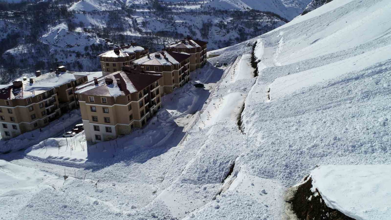 VAN'IN ÇATAK İLÇESİNDE TOPLU KONUTLARIN BULUNDUĞU BÖLGEYE GECE SAATLERİNDE İKİ AYRI ÇIĞ...