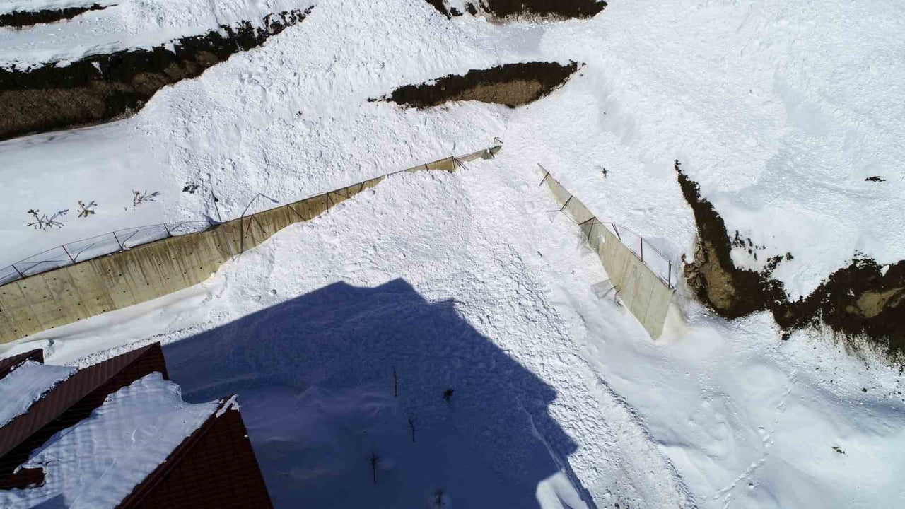 VAN'IN ÇATAK İLÇESİNDE TOPLU KONUTLARIN BULUNDUĞU BÖLGEYE GECE SAATLERİNDE İKİ AYRI ÇIĞ...