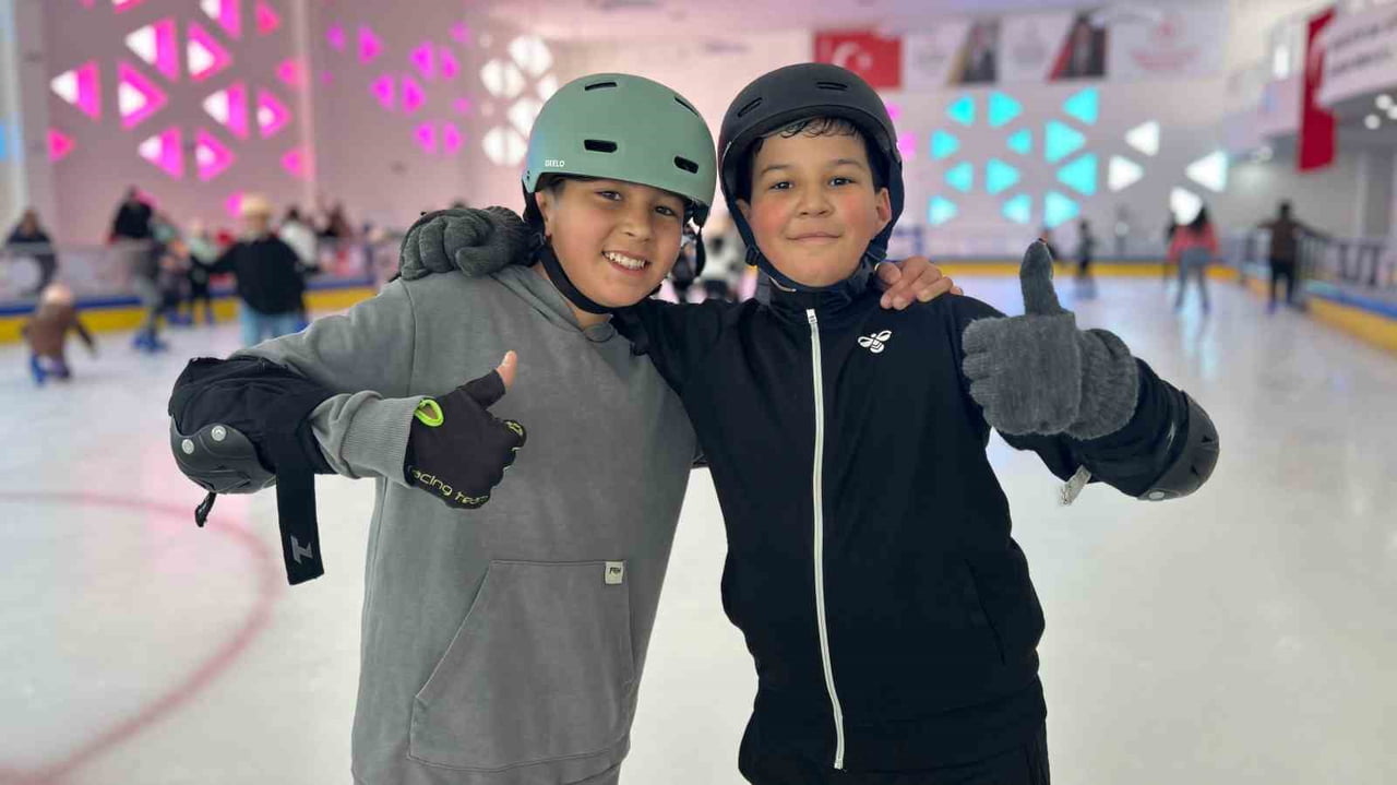 VAN'IN EDREMİT İLÇESİNDE GENÇLİK VE SPOR İL MÜDÜRLÜĞÜ BÜNYESİNDE YAPIMI TAMAMLANAN BUZ PATENİ...