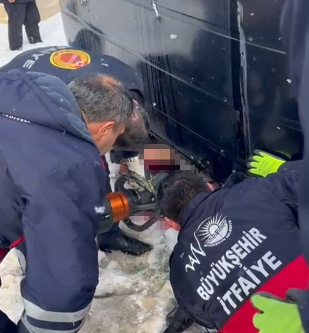 VAN'IN EDREMİT İLÇESİNDE MİNİBÜSÜN TAKLA ATMASI SONUCU MEYDANA GELEN TRAFİK KAZASINDA 1 KİŞİ...