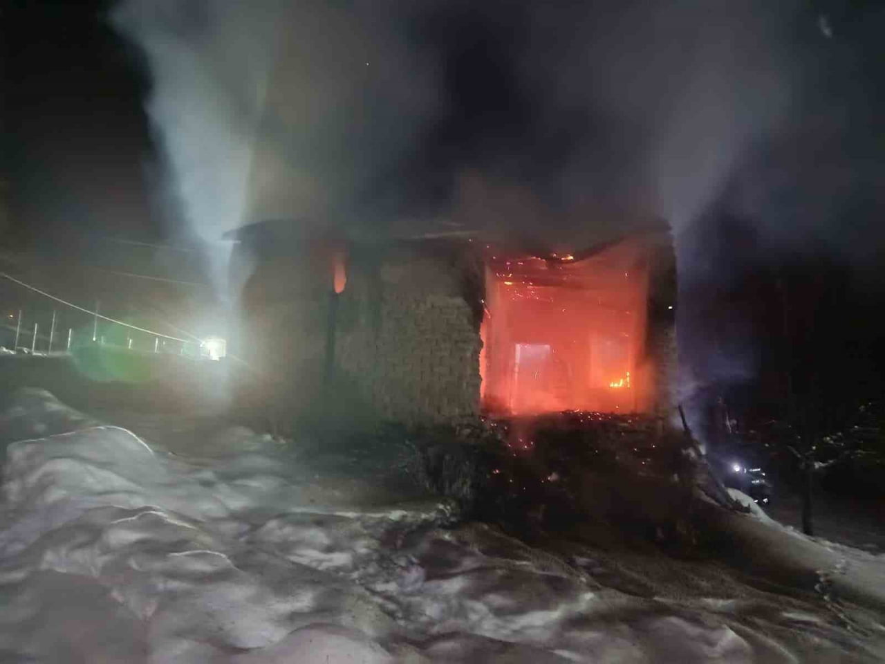 VAN'IN ERCİŞ İLÇESİNDE ÇIKAN 3 AYRI YANGIN, İTFAİYE EKİPLERİNCE SÖNDÜRÜLÜRKEN BÜYÜK ÇAPTA MADDİ...