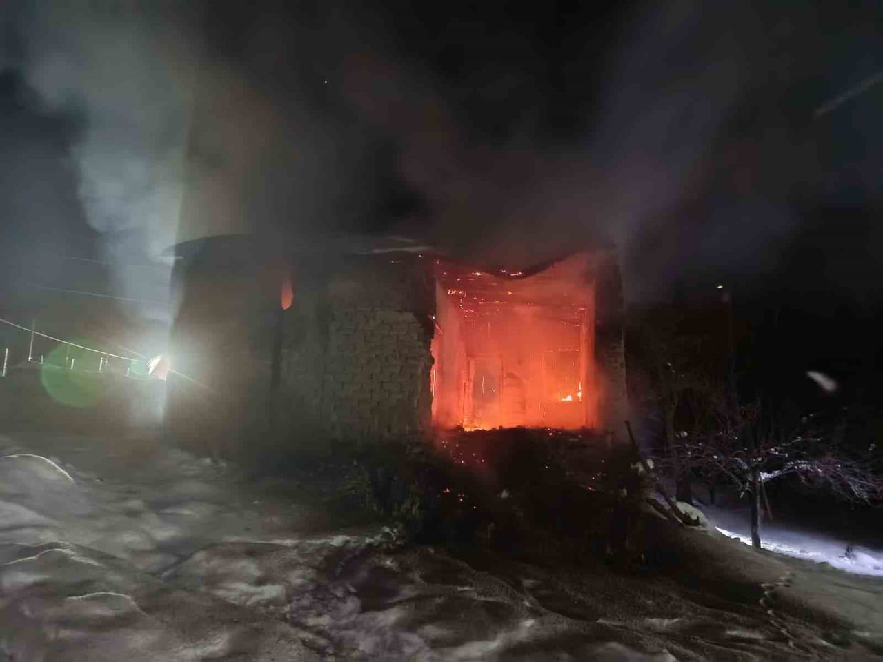 VAN'IN ERCİŞ İLÇESİNDE ÇIKAN 3 AYRI YANGIN, İTFAİYE EKİPLERİNCE SÖNDÜRÜLÜRKEN BÜYÜK ÇAPTA MADDİ...