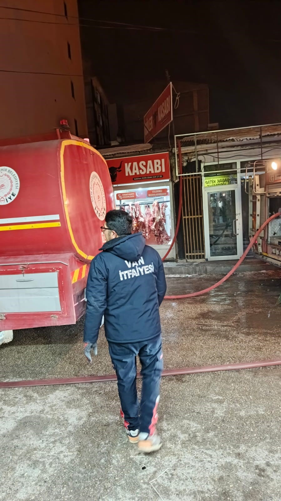 VAN'IN ERCİŞ İLÇESİNDE ÇIKAN YANGINDA 5 İŞ YERİ ZARAR GÖRDÜ.