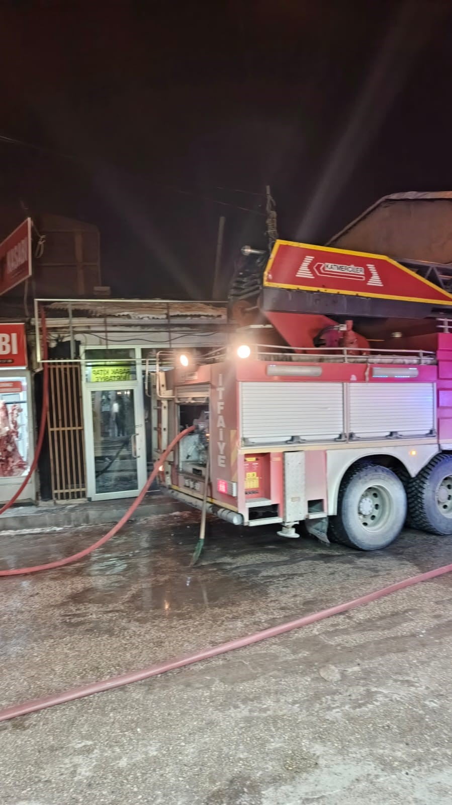 VAN'IN ERCİŞ İLÇESİNDE ÇIKAN YANGINDA 5 İŞ YERİ ZARAR GÖRDÜ.