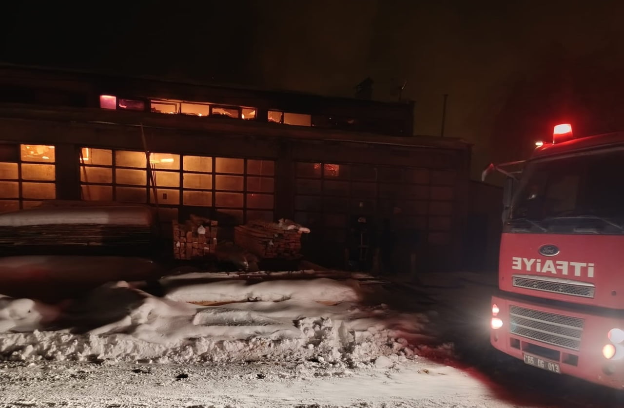 VAN'IN ERCİŞ İLÇESİNDE MARANGOZ ATÖLYESİNDE MEYDANA GELEN  YANGINI, KISA SÜRELİ PANİĞE NEDEN OLDU....