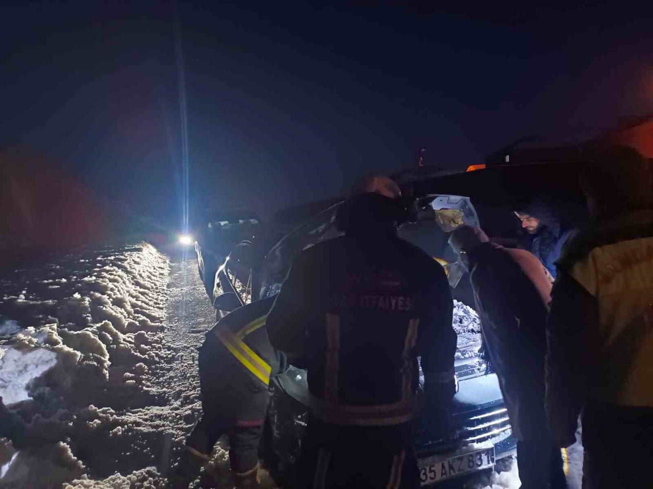 VAN'IN ERCİŞ İLÇESİNDE SEYİR HALİNDEKİ OTOMOBİLİN YANAN MOTORUNA KARLA MÜDAHALE.