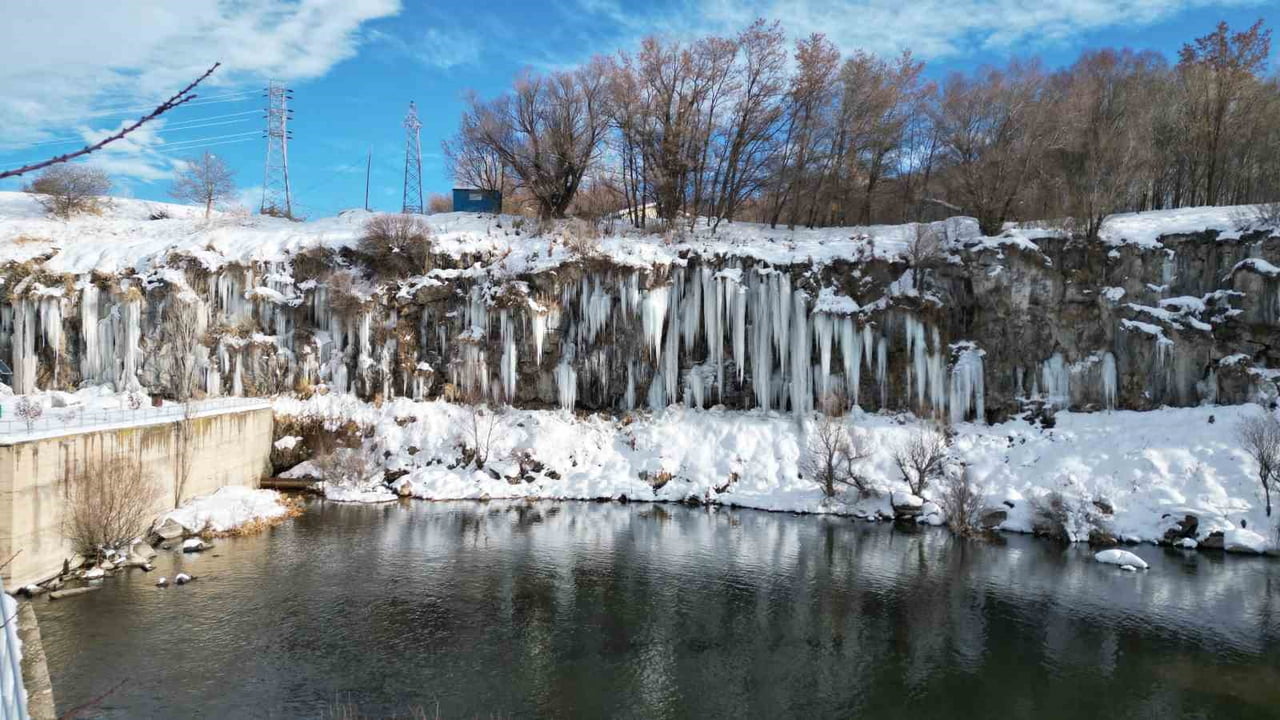 VAN'IN ERCİŞ İLÇESİNDEKİ KOÇKÖPRÜ KANYONU'NDA OLUŞAN METRELERCE BOYDAKİ BUZ SARKITLARI GÖRSEL...