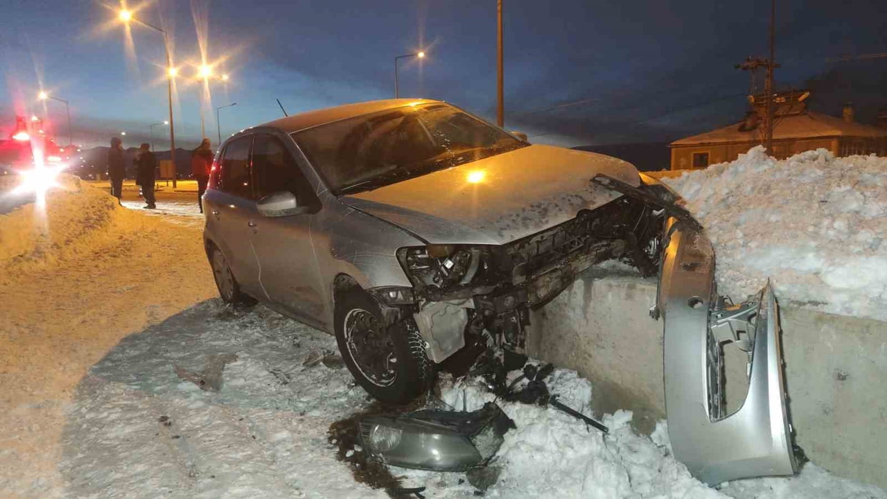 VAN'IN GEVAŞ İLÇESİNDE OTOMOBİLİN KAZA YAPMASI SONUCU MEYDANA GELEN TRAFİK KAZASINDA 3 KİŞİ...