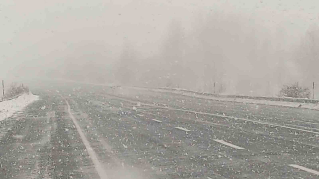 VAN-BİTLİS KARAYOLUNDA ETKİLİ OLAN KAR YAĞIŞI, TRAFİĞİ OLUMSUZ YÖNDE ETKİLERKEN, ÖZELLİKLE YÜKSEK...