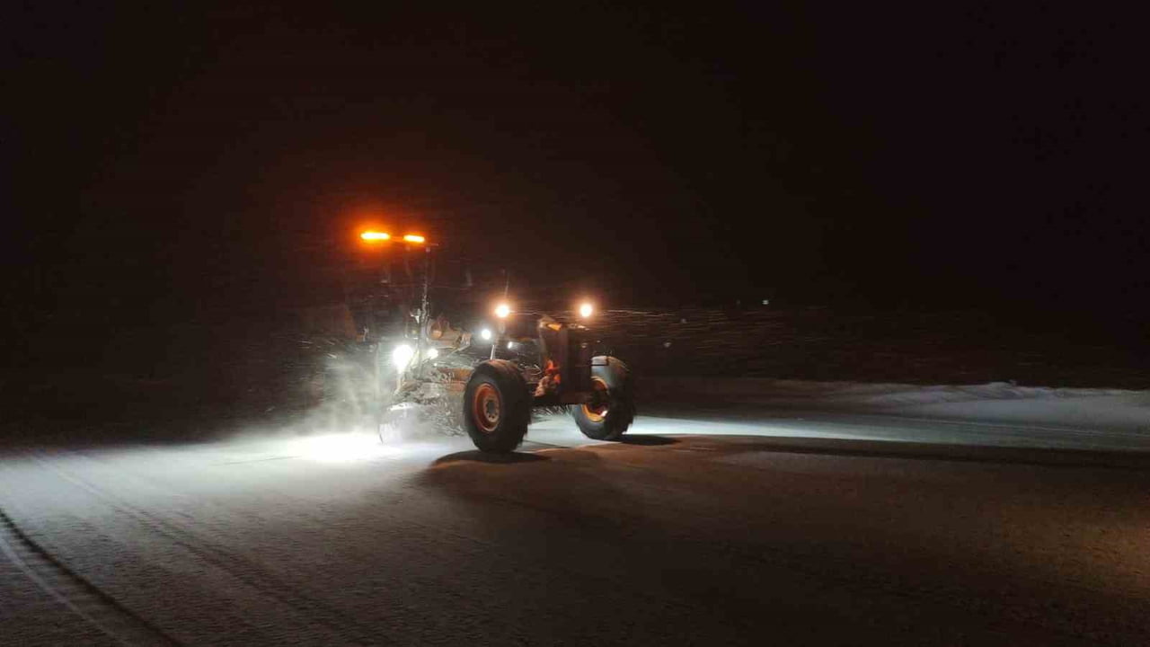 VAN’DA AKŞAM SAATLERİNDE ETKİLİ OLAN KAR YAĞIŞI VE TİPİ, KURUBAŞ GEÇİDİ’NDE TRAFİĞİ OLUMSUZ...