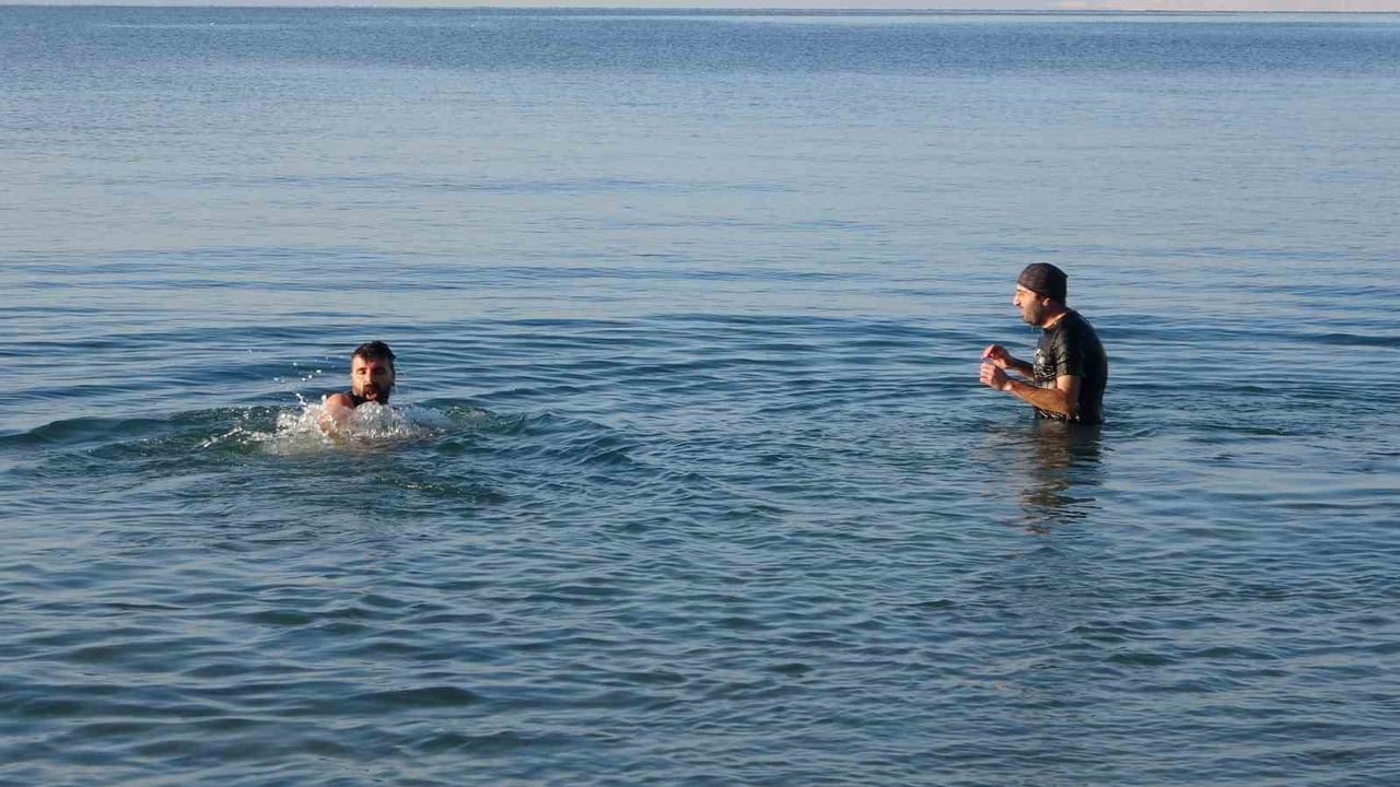 VAN’DA ETKİLİ OLAN SOĞUK HAVA, SIRA DIŞI GÖRÜNTÜLERE SAHNE OLDU. HAVA SICAKLIĞININ EKSİ 9 DERECEYE...