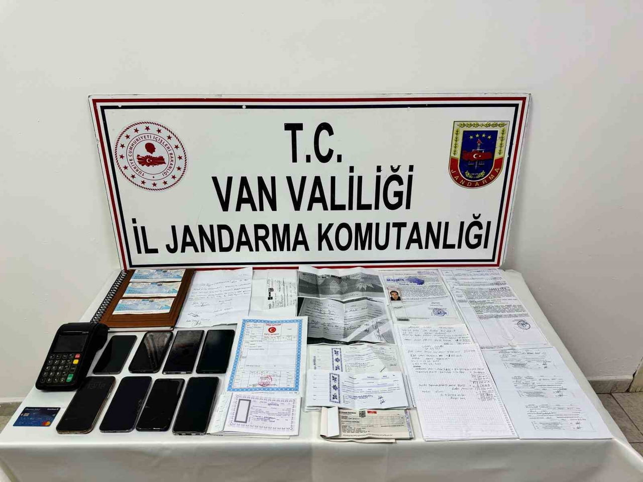 VAN’DA JANDARMA EKİPLERİNCE 9 ADRESE YÖNELİK DÜZENLENEN ‘TEFECİLİK’ OPERASYONUNDA 8 KİŞİ GÖZALTINA...