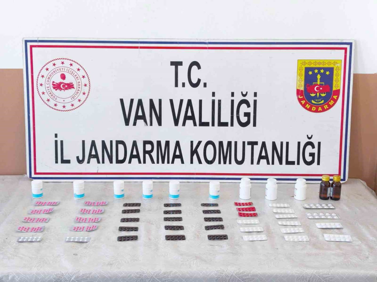 VAN’DA JANDARMA EKİPLERİNCE YÜRÜTÜLEN ÇALIŞMALAR SONUCUNDA SENTETİK HAP VE KAÇAK SİGARA ELE...