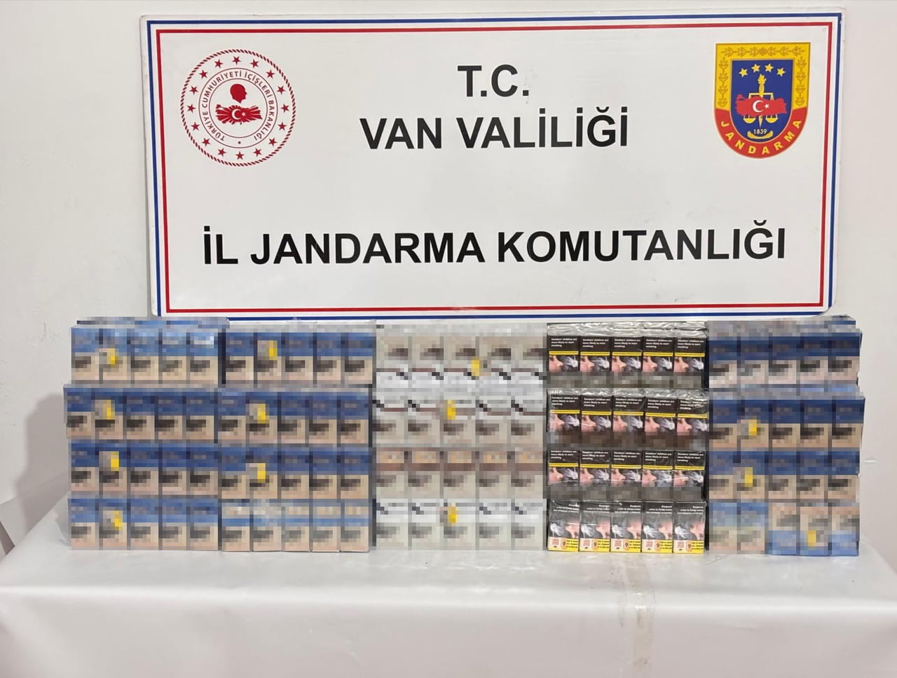 VAN’DA JANDARMA EKİPLERİNCE YÜRÜTÜLEN ÇALIŞMALAR SONUCUNDA SENTETİK HAP VE KAÇAK SİGARA ELE...