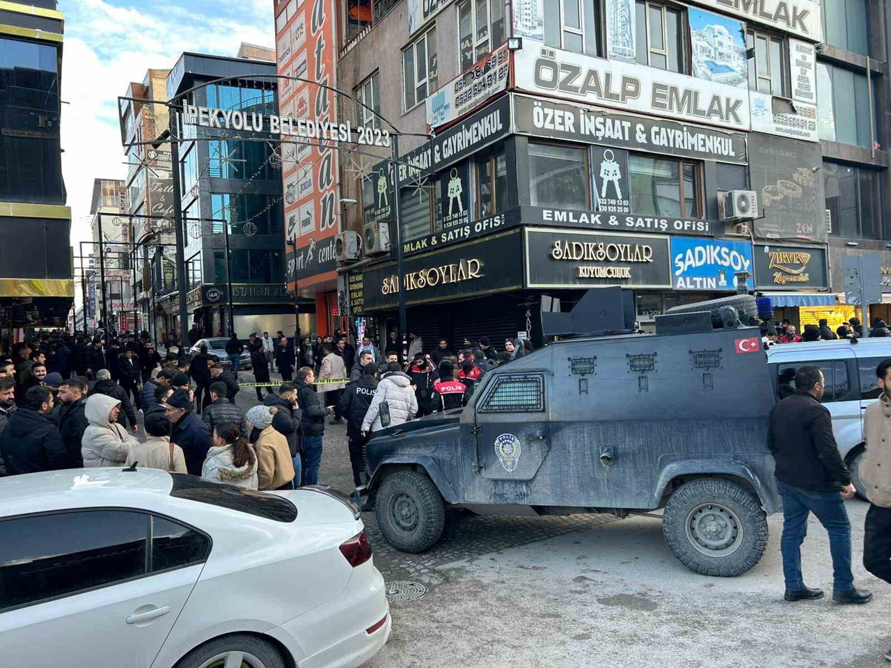 VAN’DA UZUN YILLARDIR FAALİYET GÖSTEREN BİR KUYUMCU DÜKKANININ AÇILMAMASI VE SAHİBİNE...