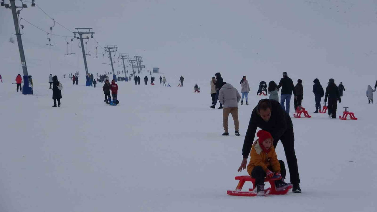 VAN’DA YARIYIL TATİLİNİN SON GÜNLERİNİ FIRSAT BİLEN ÇOCUKLAR VE AİLELERİ KAYAK MERKEZLERİNE AKIN...