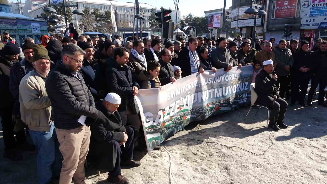 VAN FİLİSTİN’E DESTEK PLATFORMU ÜYELERİ, GAZZE’DE DEVAM EDEN İNSANLIK DRAMINA DİKKAT ÇEKMEK...