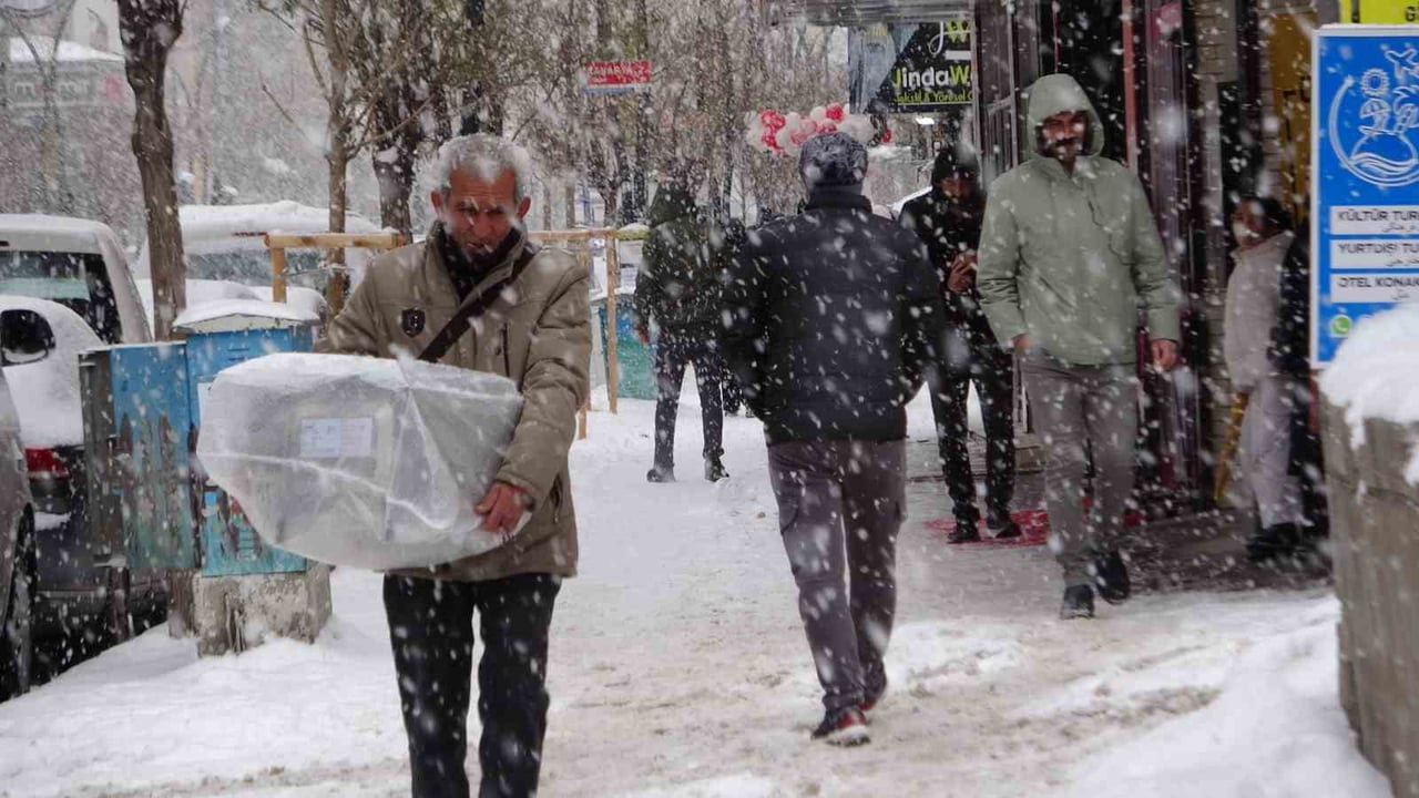 VAN GENELİNDE ETKİLİ OLAN KAR YAĞIŞI, GÜNLÜK YAŞAMI OLUMSUZ ETKİLEDİ. GECE SAATLERİNDEN İTİBAREN...