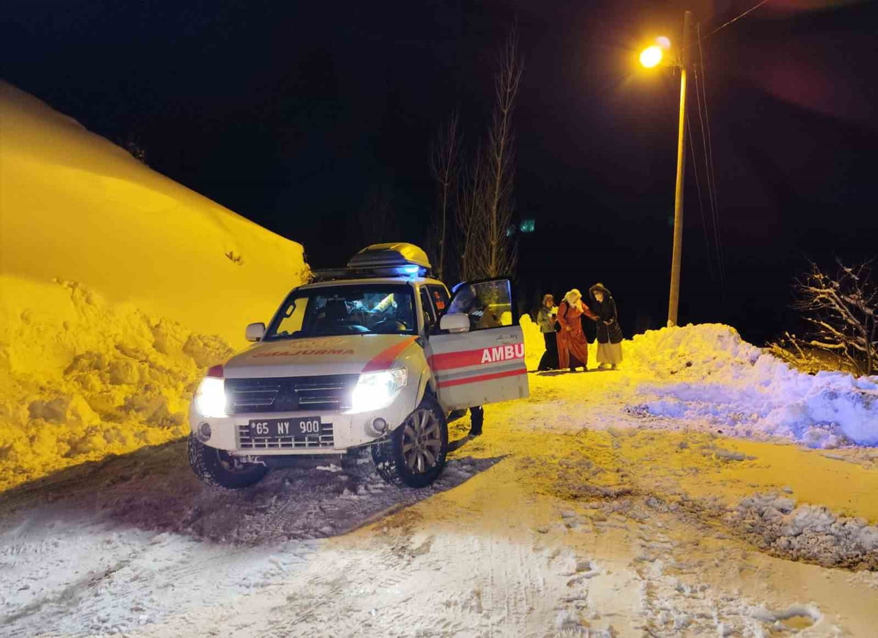 VAN’IN BAHÇESARAY İLÇESİNDE RAHATSIZLANAN DOĞUM HASTASI İÇİN EKİPLER ZAMANLA YARIŞTI. KARDAN...