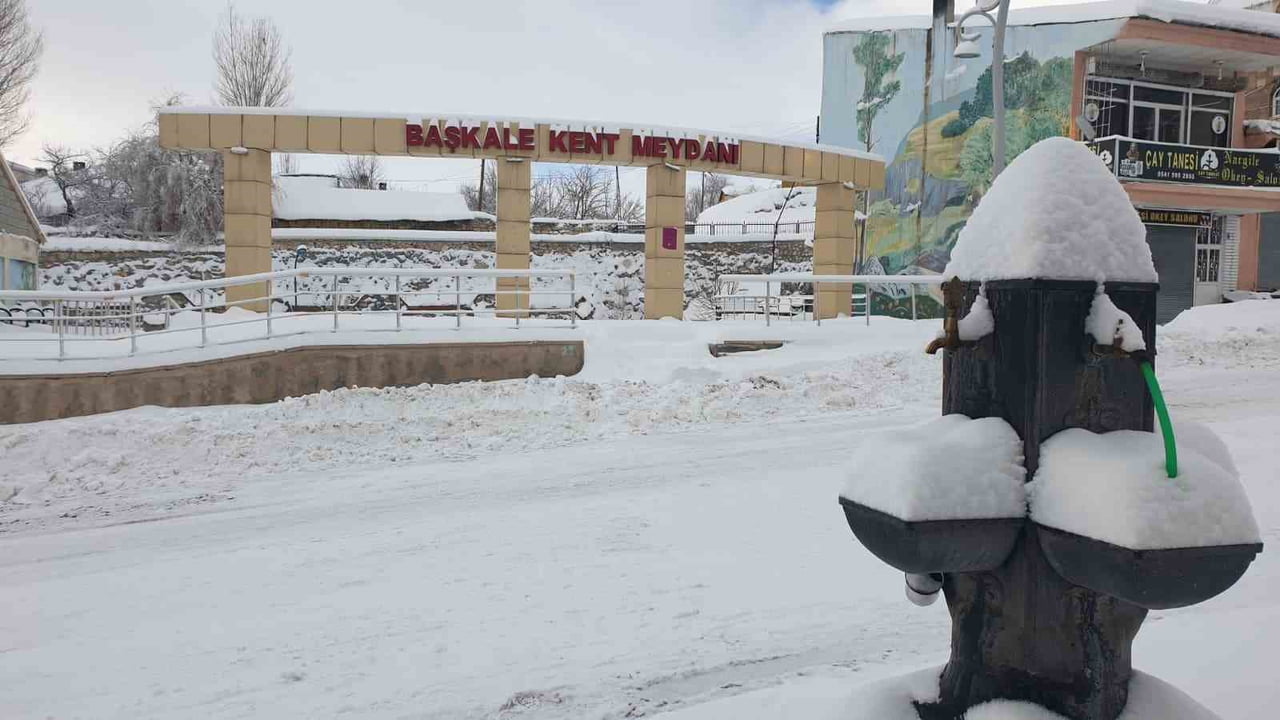 VAN’IN BAŞKALE İLÇESİNDE ETKİLİ OLAN KAR YAĞIŞI NEDENİYLE ARAÇLAR KARA GÖMÜLDÜ, 88 YERLEŞİM...