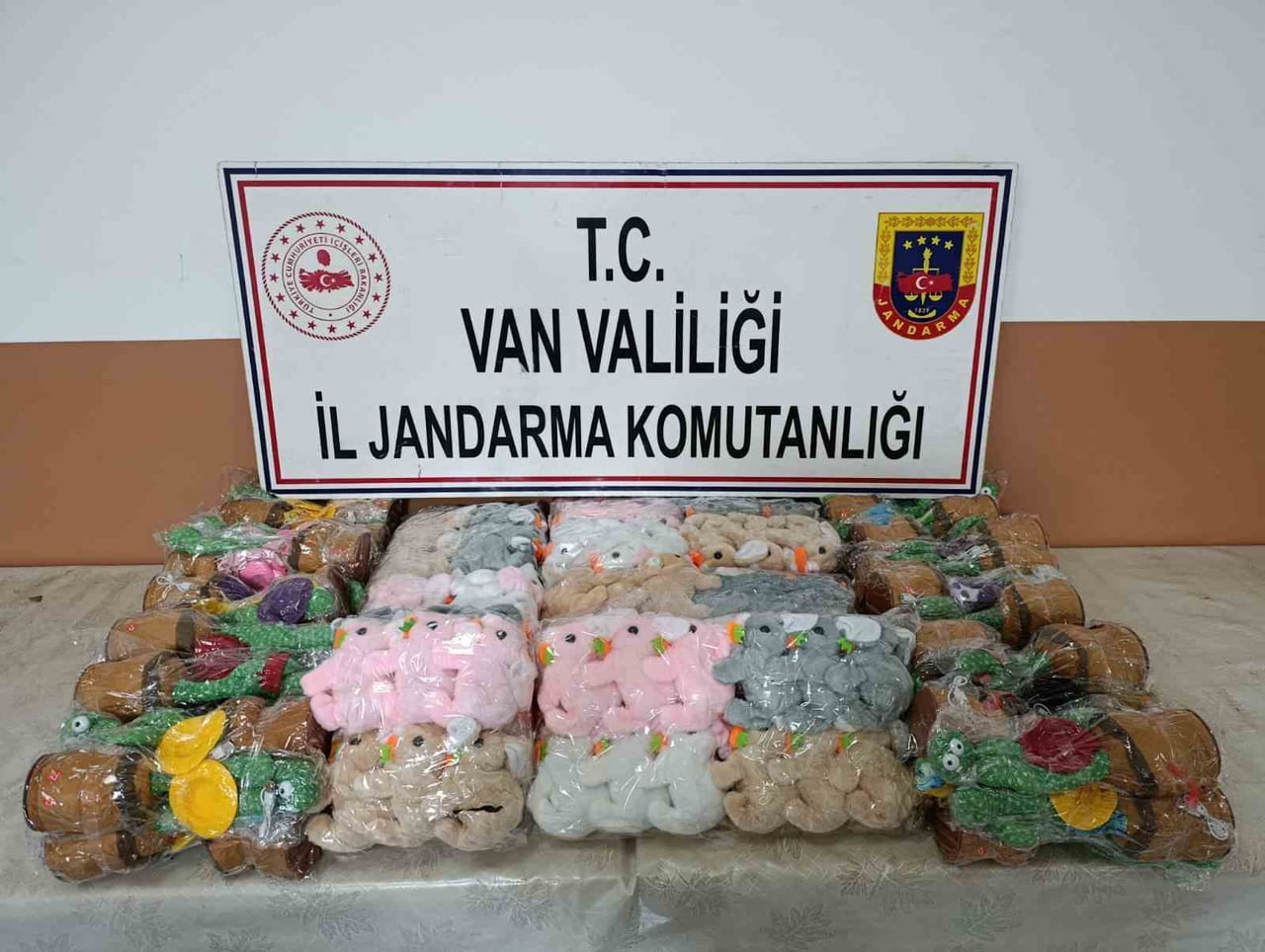VAN’IN BAŞKALE İLÇESİNDE JANDARMA EKİPLERİNCE YÜRÜTÜLEN ÇALIŞMALAR SONUCUNDA GÜMRÜK KAÇAĞI MALZEME...