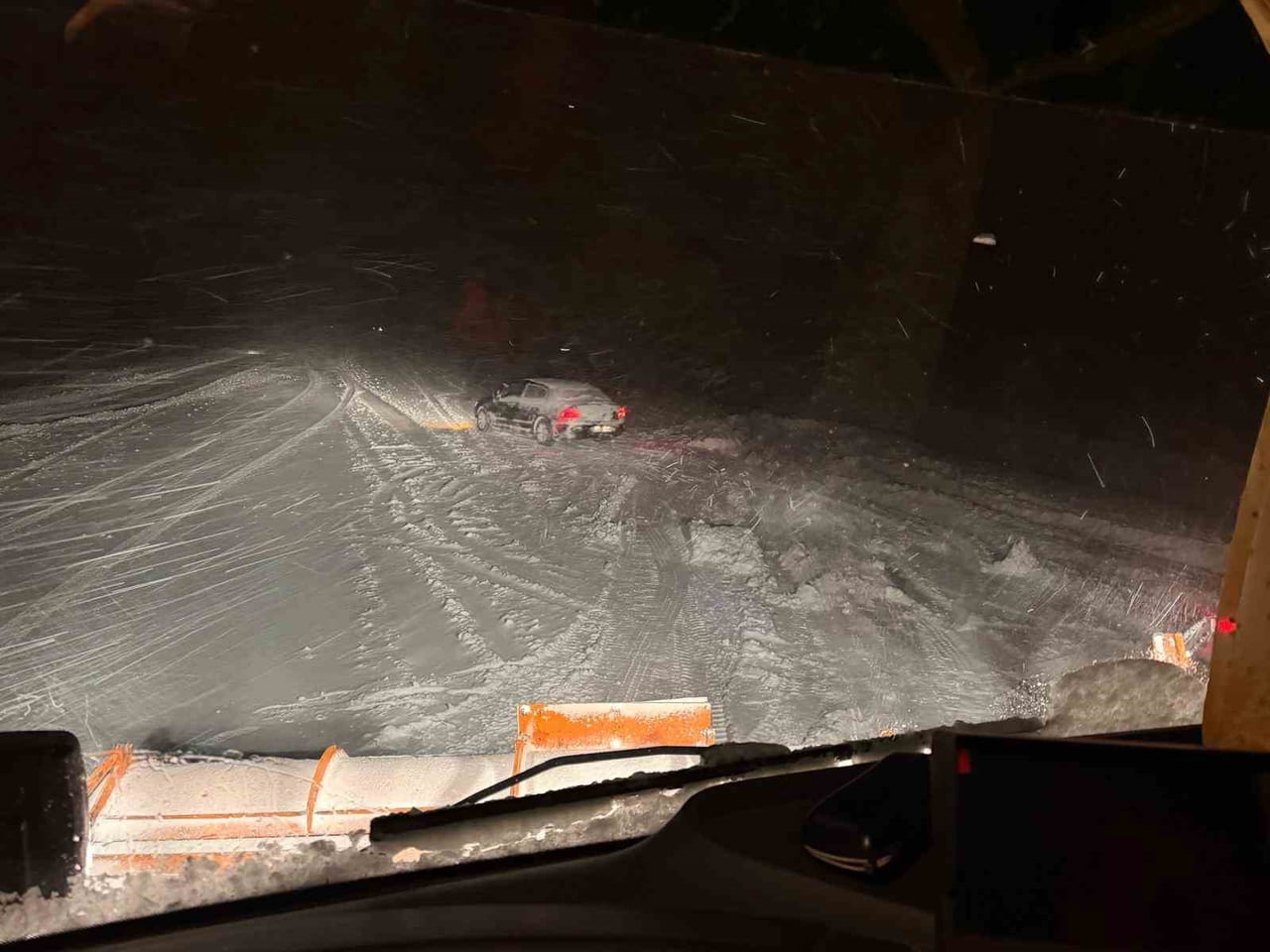 VAN’IN BAŞKALE İLÇESİNDE KAR YAĞIŞI VE TİPİNİN ETKİSİYLE YOLDAN ÇIKAN OTOMOBİL, KAR BİRİKİNTİSİNE...