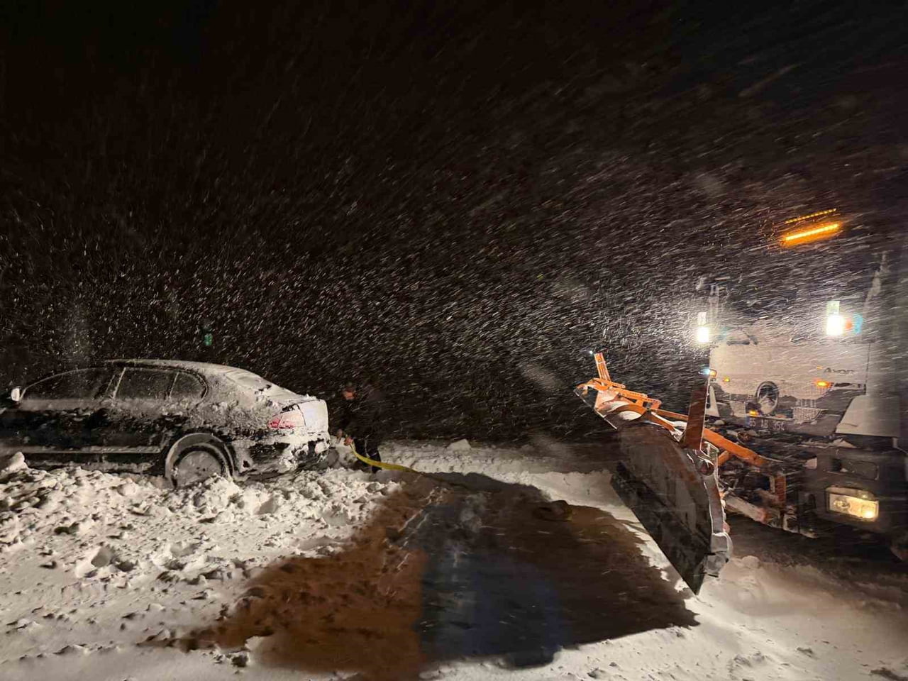 VAN’IN BAŞKALE İLÇESİNDE KAR YAĞIŞI VE TİPİNİN ETKİSİYLE YOLDAN ÇIKAN OTOMOBİL, KAR BİRİKİNTİSİNE...