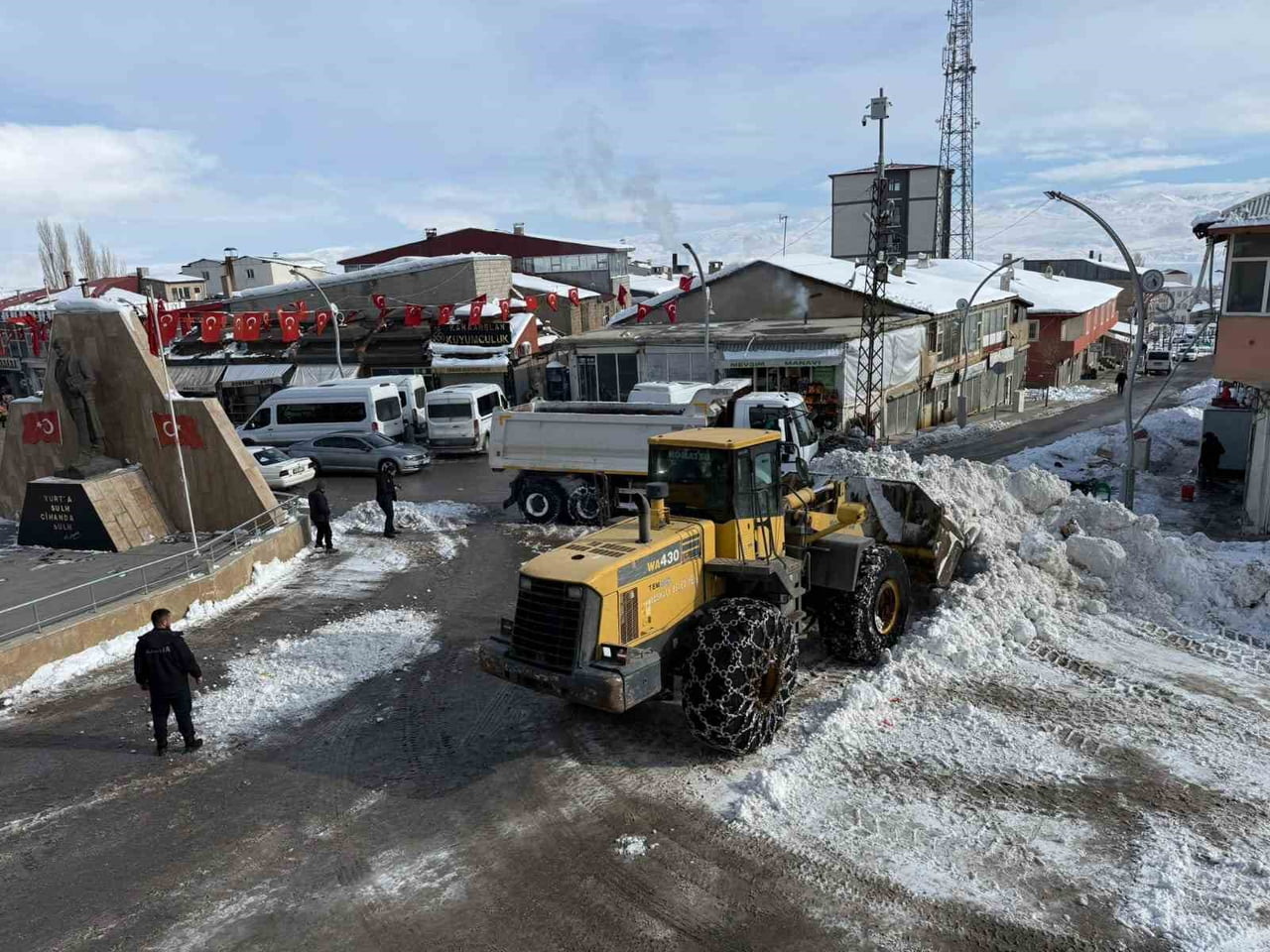 VAN’IN BAŞKALE İLÇESİNDE KAR YAĞIŞININ ETKİSİNİ KAYBETMESİNİN ARDINDAN TEMİZLİK ÇALIŞMASI...