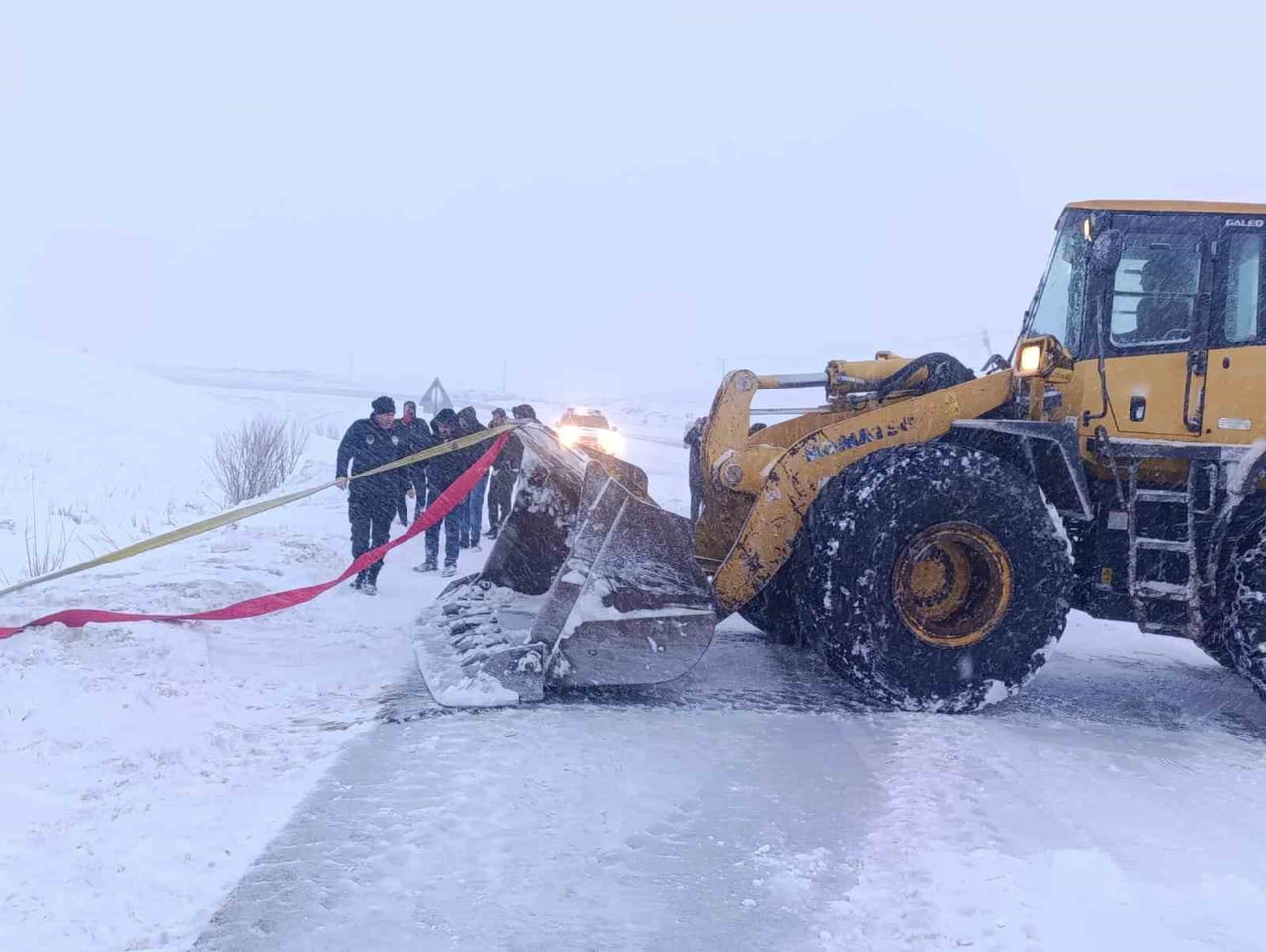 VAN’IN BAŞKALE İLÇESİNDE YOLUNDA KONTROLDEN ÇIKAN MİNİBÜS, KONTROLDEN ÇIKARAK YOL KENARINDAKİ KAR...