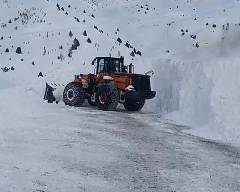 VAN’IN ÇATAK İLÇESİNDE DÜNDEN BU YANA ETKİLİ OLAN KAR YAĞIŞI NEDENİYLE 6 AYRI NOKTAYA ÇIĞ...