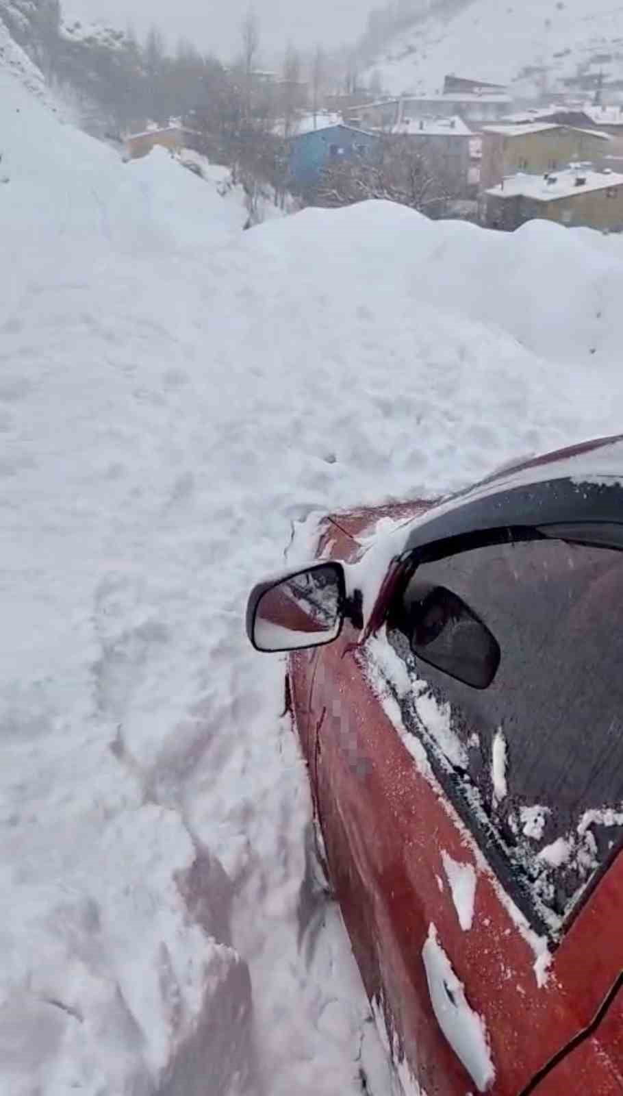 VAN’IN ÇATAK İLÇESİNDE MAHALLE YOLUNA ÇIĞ DÜŞERKEN, O ESNADA YOLDA BULUNAN BİR SÜRÜCÜ İSE SON ANDA...