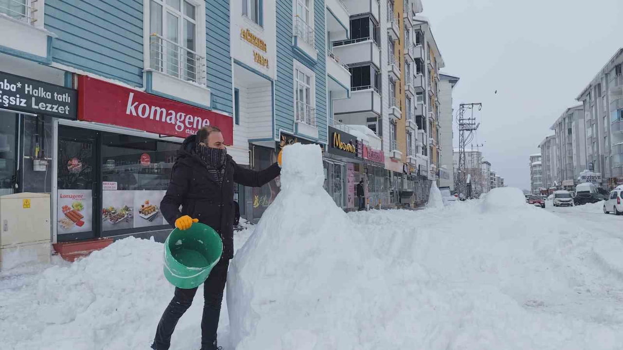 VAN’IN ERCİŞ İLÇESİNDE KAR YAĞIŞINDAN DOLAYI İŞ YAPAMAYAN ESNAF KARDAN ADAM YAPTI.