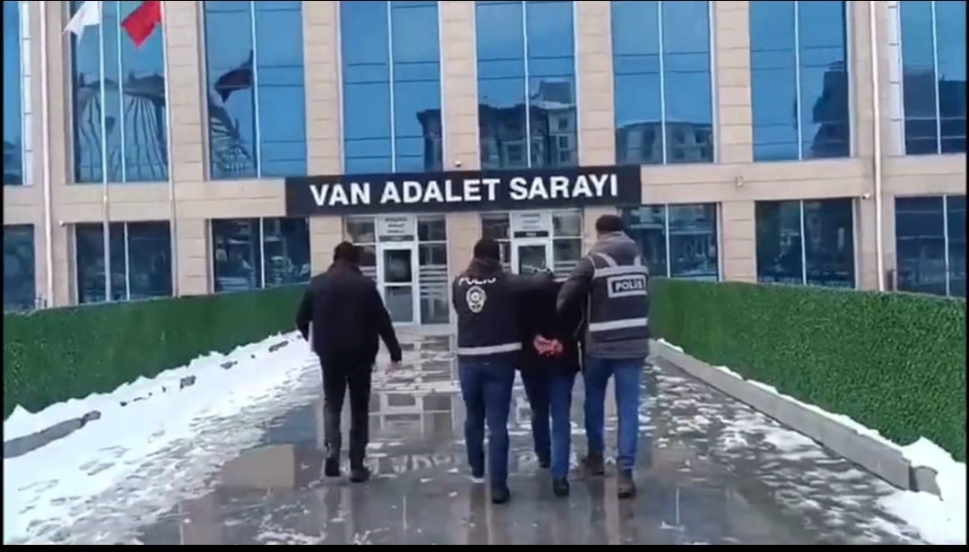 VAN’IN İPEKYOLU İLÇESİNDE BANKALARIN PARA ÇEKME NOKTALARINDA EMEKLİ VE ENGELLİ VATANDAŞLARI HEDEF...
