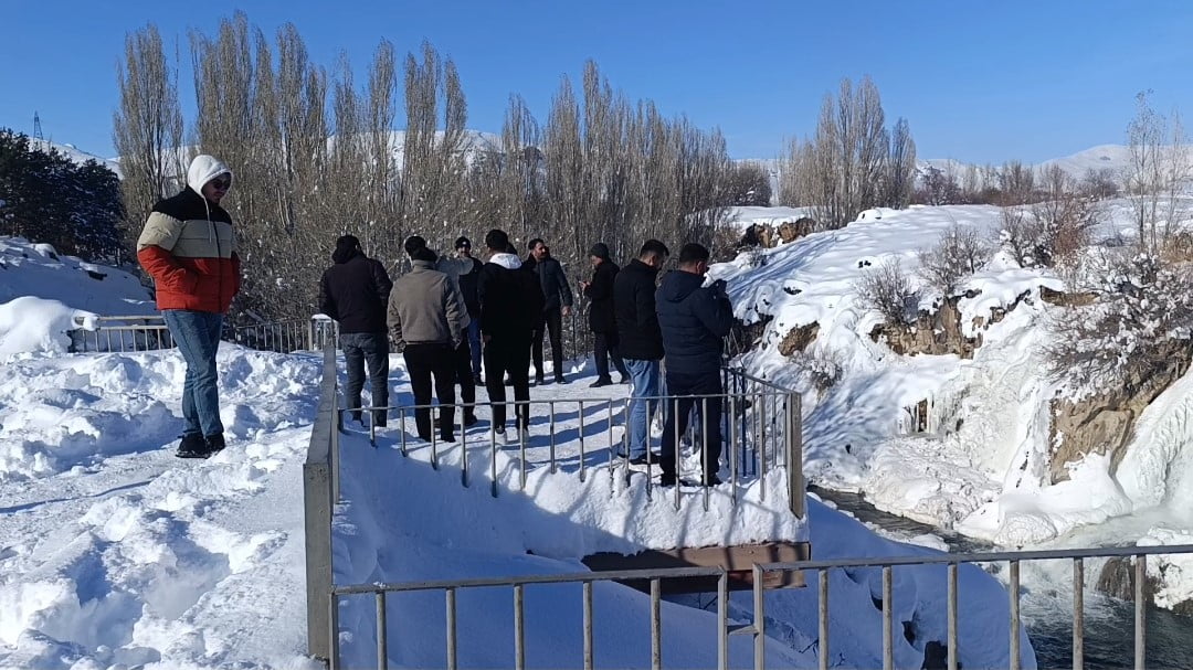 VAN’IN MURADİYE İLÇESİNDE BULUNAN MURADİYE ŞELALESİ, ETKİLİ OLAN DONDURUCU SOĞUKLAR NEDENİYLE BUZ...